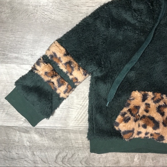 Green cheetah drawstring sherpa girls hoodie - Picture 3 of 5